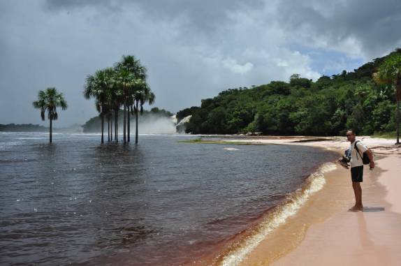 Caminhando na praia fluvial de Canaima, no sul da Venezuela